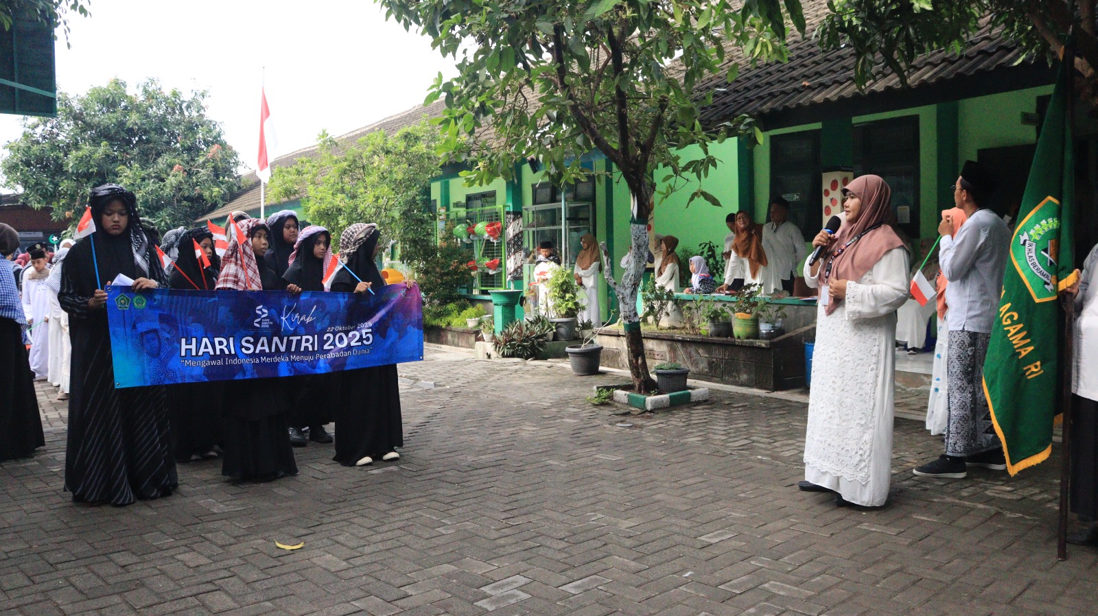 Santriwan dan Santriwati MTsN 9 Bantul Padati Jalanan di Sekitar Madrasah dalam Kirab, Meriahkan Hari Santri 2025